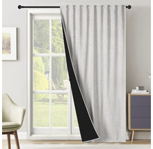 Vue sur un rideau occultant gris devant une fenêtre.