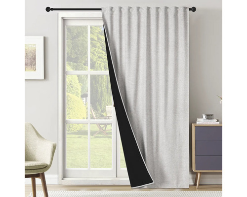 Vue sur un rideau occultant gris devant une fenêtre.