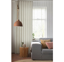 Wohnzimmer mit grauer Couch, Beistelltisch aus Holz und Stoffgardine