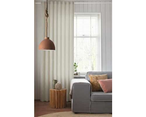 Wohnzimmer mit grauer Couch, Beistelltisch aus Holz und Stoffgardine