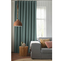 Wohnzimmer Szene mit Vorhang, Lampe, Beistelltisch und Sofa