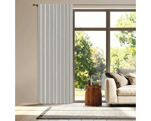 Wohnzimmer mit Fenster und Vorhang