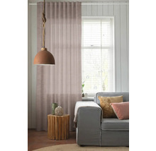 Salon avec rideau, lampe et canapé