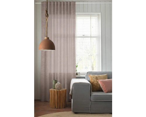 Salon avec rideau, lampe et canapé