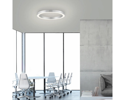 Une salle de réunion avec un plafonnier LED rond.