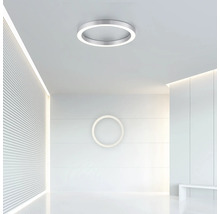 Pièce lumineuse avec plafonnier rond et décoration murale circulaire