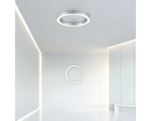 Pièce lumineuse avec plafonnier rond et décoration murale circulaire