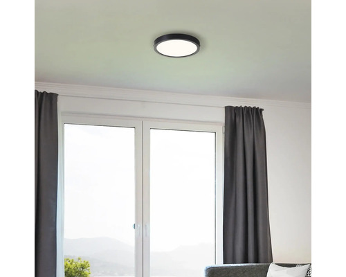 Deckenleuchte in einem hellen Raum