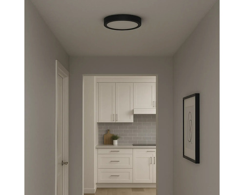 Flur mit runder Deckenleuchte und Blick in die Küche