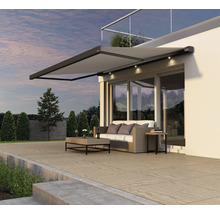 Terrasse avec store banne rétractable, coin salon et table