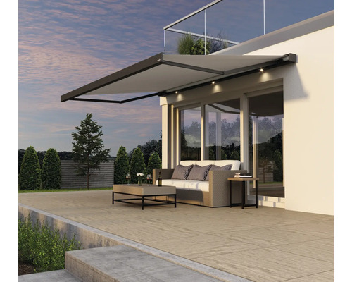 Terrasse avec store banne rétractable, coin salon et table