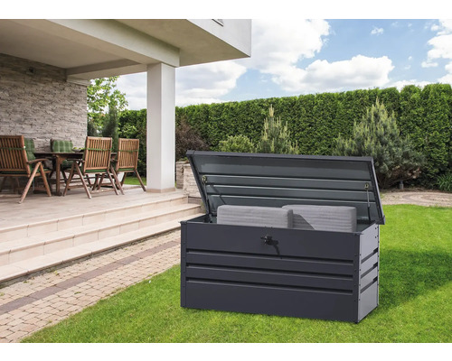 Geöffnete Gerätebox aus Metall zur Aufbewahrung von Gartenmöbelauflagen im Garten