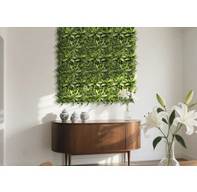 Dekorative Wand mit künstlichen Pflanzen über einem Holzschrank im Wohnzimmer