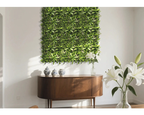 Dekorative Wand mit künstlichen Pflanzen über einem Holzschrank im Wohnzimmer