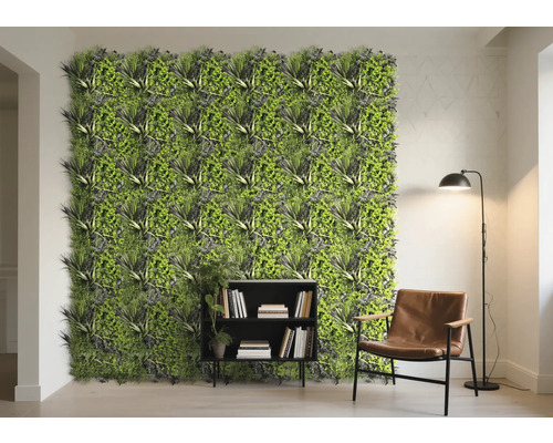 Helles Wohnzimmer mit Pflanzenwand, Bücherregal, Sessel und Stehlampe
