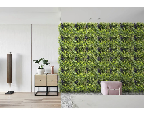 Dekorative grüne Wand mit Pflanzen in einem hellen Raum
