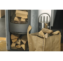 Poêle à bois avec bois de chauffage et panier à bois