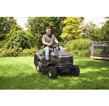 Un homme conduit une tondeuse autoportée AL-KO sur une pelouse.