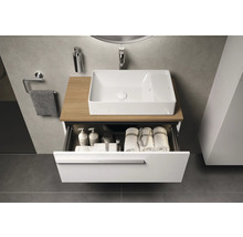 Modernes Badezimmer mit Waschtisch, offenem Schubfach und Zubehör