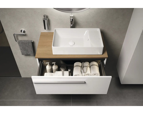 Modernes Badezimmer mit Waschtisch, offenem Schubfach und Zubehör