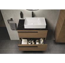 Badezimmer mit Waschbecken, Unterschrank mit Schublade, Armatur und Zubehör.