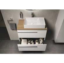 Badezimmer mit Waschbecken, Waschtischunterschrank mit Auszug, Handtuch und Badutensilien