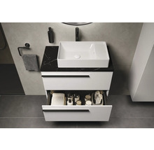 Modernes Badezimmer mit weissem Waschtisch, schwarzer Marmorplatte und offenem Schubladeninhalt
