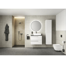 Modernes Badezimmer mit Dusche, Waschtisch, Spiegel und Toilette.