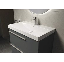 Waschtischunterschrank mit Waschbecken und Armatur im Badezimmer