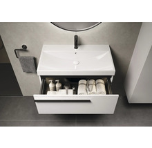 Modernes Badezimmer mit weissem Waschtischunterschrank, offenem Schubfach und Handtüchern