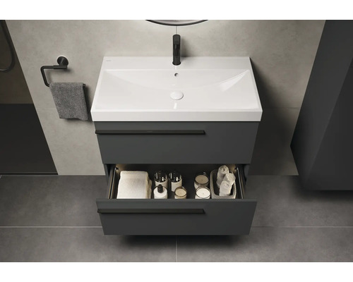 Waschtischunterschrank mit Auszug und Badaccessoires im modernen Badezimmer