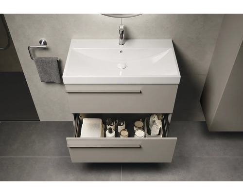 Waschtisch mit offenem Schubfach und Badaccessoires im modernen Badezimmer