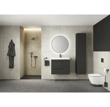 Modernes Badezimmer mit Dusche, Waschtisch mit Spiegel, Toilette und Badezimmerschrank für ein stilvolles Ambiente