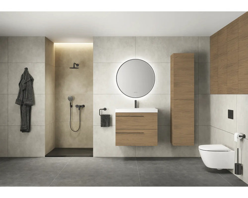 Modernes Badezimmer mit Dusche, Waschtisch, Spiegel und Toilette