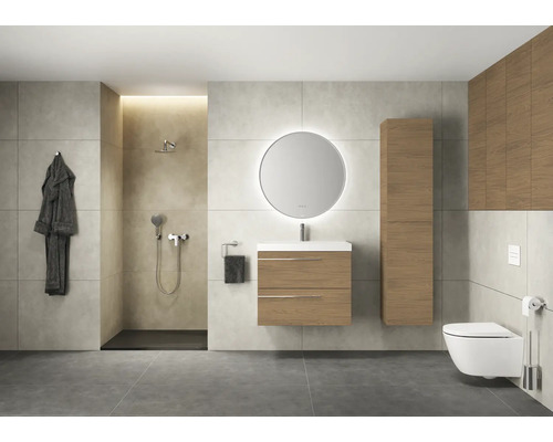 Modernes Badezimmer mit Dusche, Waschtisch, Spiegel, Toilette und Schränken