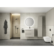 Modernes Badezimmer mit Dusche, Waschtisch, Spiegel und Toilette.