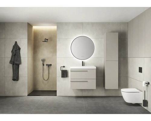 Modernes Badezimmer mit Dusche, Waschtisch, Spiegel und Toilette.