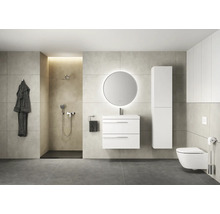 Modernes Badezimmer mit Dusche, Waschtisch mit Spiegel, Hochschrank und Toilette