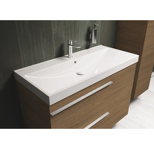 Waschtisch mit Unterschrank und Armatur im Badezimmer