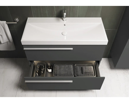 Waschtischunterschrank mit offenem Schubfach, Waschbecken und Armatur im Badezimmer