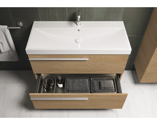 Badezimmer mit Waschtischunterschrank, offenem Schubfach, Waschbecken und Armatur.