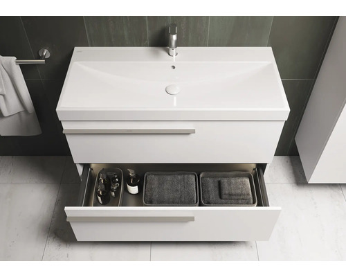 Badezimmer mit Waschbeckenunterschrank, Schublade offen und Badezimmerutensilien