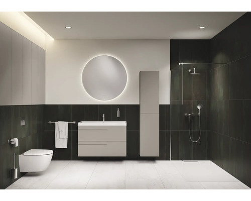 Modernes Badezimmer mit Toilette, Waschtisch, Spiegelschrank und Dusche.