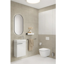 Salle de bain lumineuse avec meuble-lavabo, miroir, toilettes et porte-serviettes