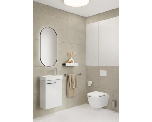 Salle de bain lumineuse avec meuble-lavabo, miroir, toilettes et porte-serviettes