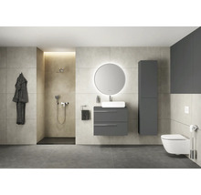 Salle de bains moderne avec douche, lavabo, miroir, toilettes et meuble de salle de bains gris