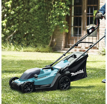 Makita Rasenmäher in einem Garten beim Rasenmähen