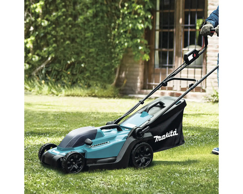 Makita Rasenmäher in einem Garten beim Rasenmähen