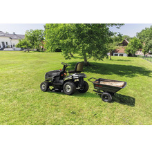 Tondeuse autoportée avec remorque sur une pelouse