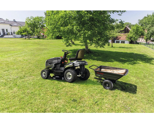 Tondeuse autoportée avec remorque sur une pelouse